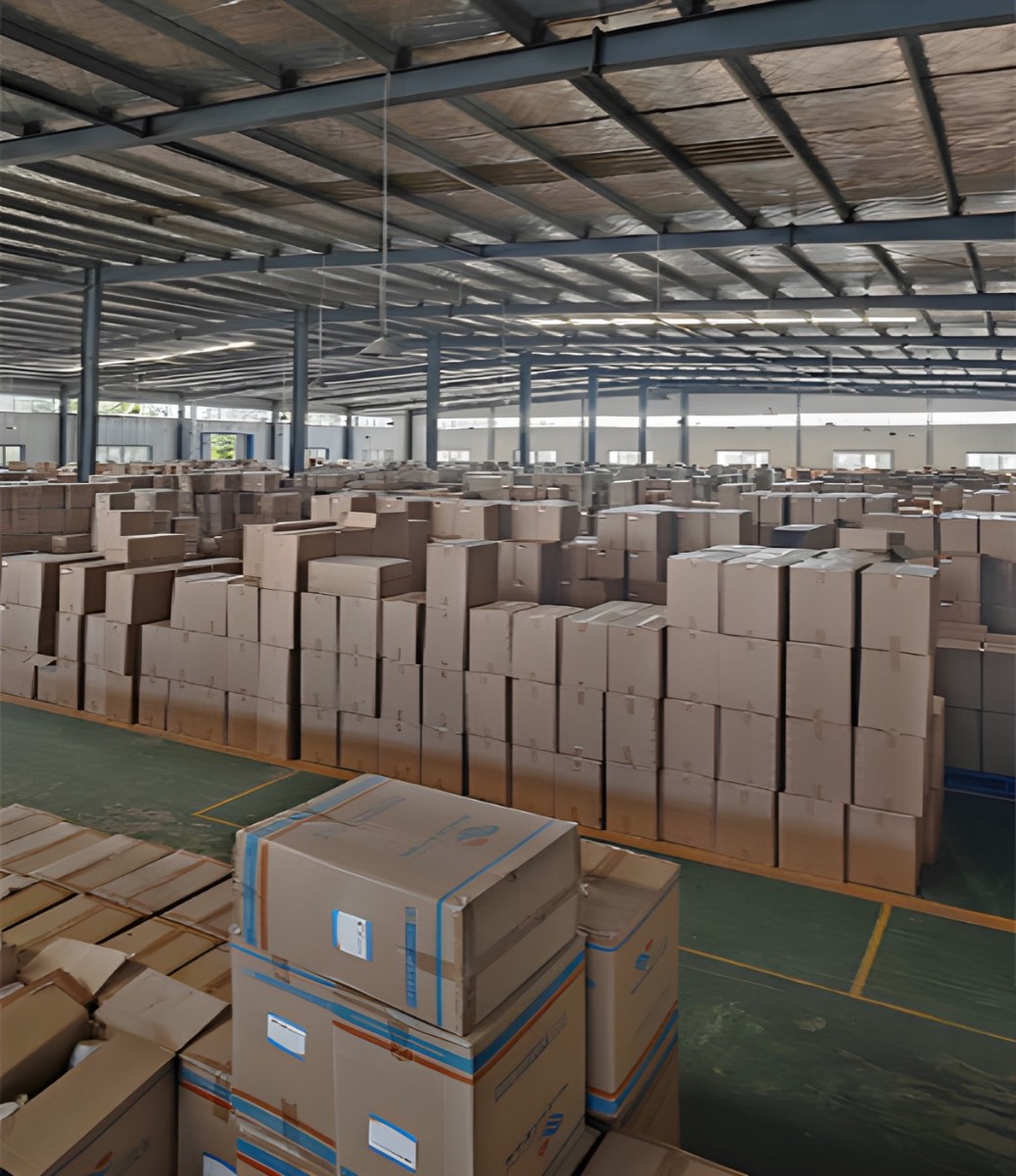 Almacén de Beitai con cajas de papel pintado en stock listas para preparar pedidos