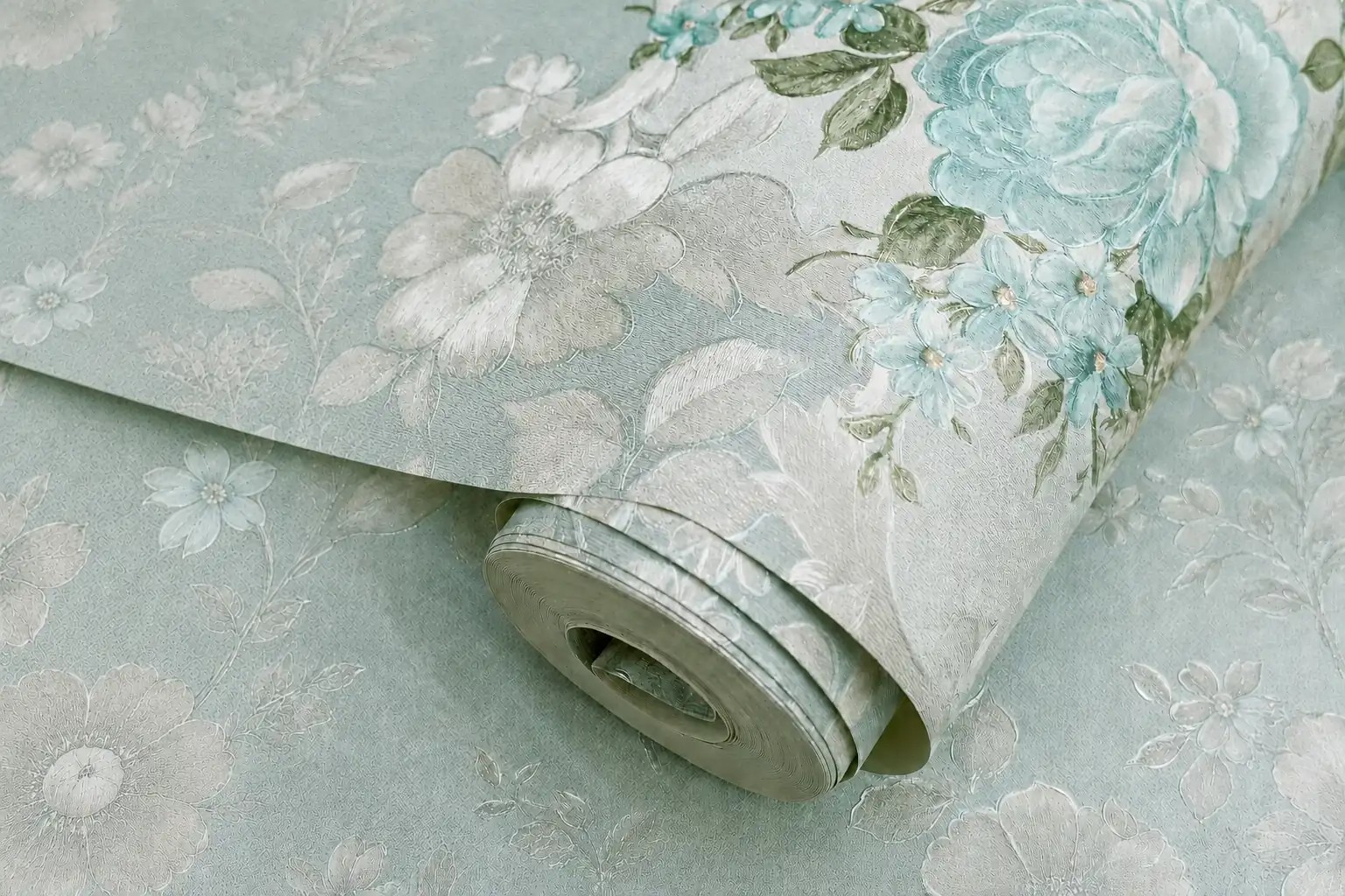 Primer plano de un rollo de papel pintado de PVC SANJIAV con estampado floral y superficie texturizada